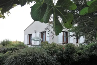 Image de Maison individ. au calme, 1, 5 km plage, grd terrain arboré, proche commerces, 1 ch. , Tv câble, animaux ok.