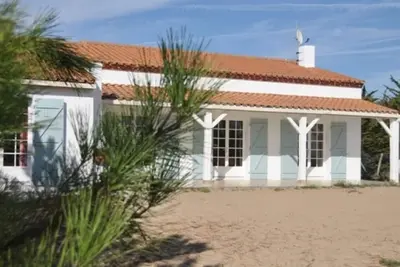 Image de Villa spacieuse avec terrasse en bord de mer et animaux acceptés