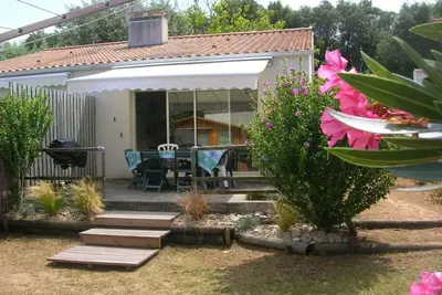 Image de Maison proche forêt, plage et commerces - 2 ch, terrasse, jardin clos, parking privé, animaux acceptés