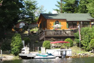 Image de Trout Lake Waterfront Cottage dans la région du parc Adirondack