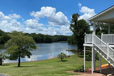 Image de Grande maison au bord du lac tranquille sur le lac Murray, rampe de mise à l'eau, quai avec échelle de bain de 5 pieds.