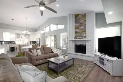 Image de Grande maison familiale, ÉNORME Gameroom, par Sprng Training, Golf & Cardinals