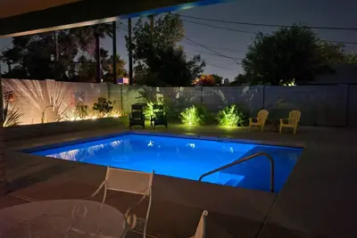 Image de Retraite moderne du milieu du siècle avec piscine chauffée