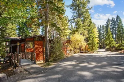 Image de Maison de ville spacieuse dans les arbres Rocky Ridge Unit # 75