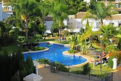 Image de Haut de gamme et belle 2 chambres / 2 salle de bain avec un jardin près du golf et salle à manger