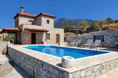Image de Villa Arsinoi à Stoupa, piscine privée, vue imprenable sur la mer, quartier très calme.