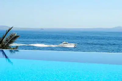 Spectaculaire villa de luxe en front de mer avec piscine à cascade et Jacuzzi