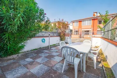 Image de Maison individuelle de quatre pièces avec de grands espaces intérieurs, 8 lits, barbecue, à 350 mètr