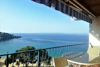 Copropriété privée, calme, appartement avec grande terrasse et vue mer. Situé dans l'endro
