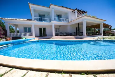 Image de Villa privée de 5 chambres et 6 salles de bains avec vue sur la mer et la réserve naturelle
