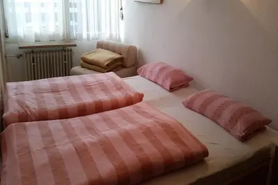 Image de Ferienwohnung, 48 qm, f. 1-4 Pers. , Wohn/Schlafzimmer, Essecke, Schlafzimmer, KĂĽche sep. , Hallenbad/Sauna i. H.