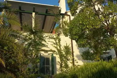 Image de Offre spéciale de dernière minute: Villa avec un grand jardin en bord de mer