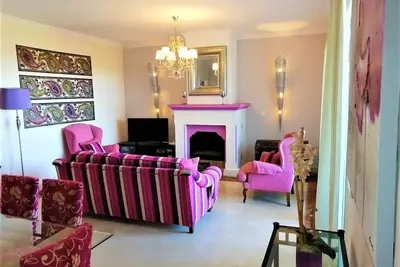 Image de Appartement de luxe au rez-de-chaussée avec vue sur la mer, jardin privé, piscine et accès à la mer