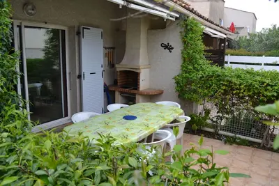 Superbe villa avec terrasse, parking, piscine. Excellente situation, plage 300 m