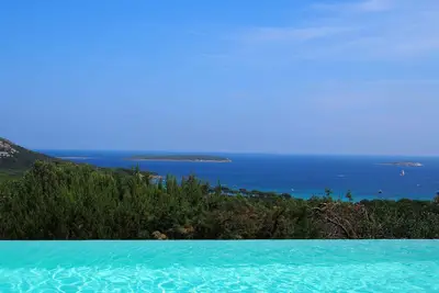 Image de A 900m de la plage de Palombaggia, villa avec piscine et vue mer. Climatisation.