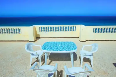 Image de Oran, 1ere ligne, face à la plage. clim. + Parking + gardien