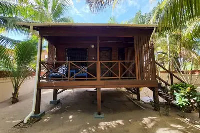 Image de Baby Blue Cabana sur Beachfront Lot, bénéficie d'une vue sur la mer, Hopkins Belize