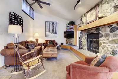 Image de Condo animaux acceptés. Nouveaux meubles, mises à jour récentes. Lit King, Tvhd, bains à remous, piscines, foyer au bois.