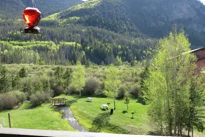 Image de 3 chambres / 2 salles de bain - Près des stations de ski - vue sur le ruisseau - Grande piscine Hot Tubs Garage