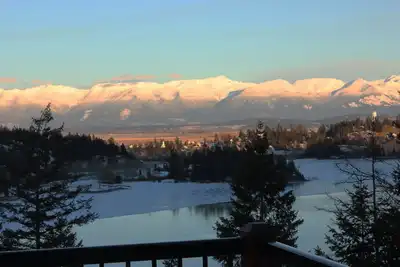 Image de \"Bella Vista\" Surplombant le magnifique lac Flathead avec de superbes vues panoramiques!