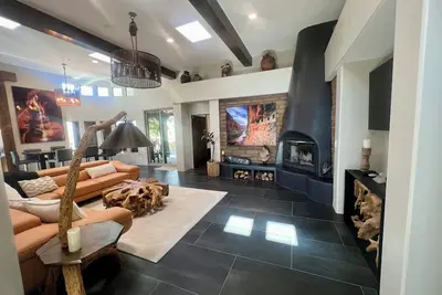 Image de 12+ chambres Custom Home w / 2 casita, cours de déchiquetage 18 trous et grotte d'homme