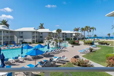Image de Unité de plage joliment décorée avec une vue magnifique sur l'océan à Seven Mile Beach!