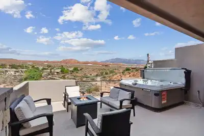 Image de Town Centre Sandcastle Estate avec une vue 4Bd / ​​4. 5Ba - 15 personnes