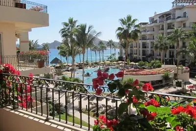 Image de * Propriété en bord de mer * Seulement 3 unités de l'océan *** Nouvellement RÉAMÉNAGÉ ***