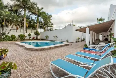 Image de Grand 5br House, un bloc à l'océan, immense piscine