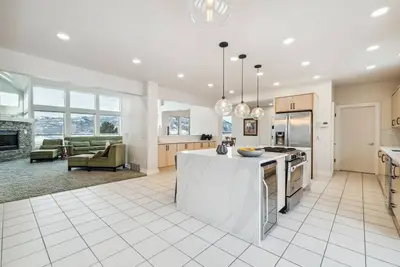 Image de 5 chambres, 4 salles de bain magnifiquement décorées