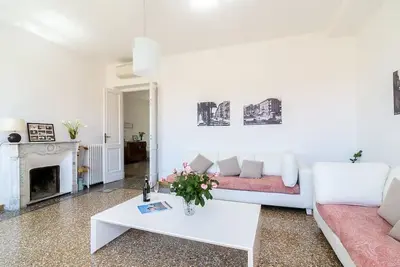 Image de Centre Ville / Promenade à la plage - Appartement de Luxe Riviera Italienne