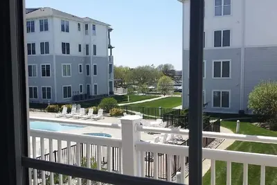 Image de Profitez de l'accueil brise d'été dans ce 3br moderne, 2ba Downtown Condo