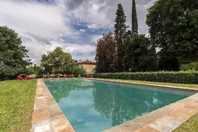 Image de Exclusive Villa immergé dans un lac de parc avec des cygnes et avec piscine privée