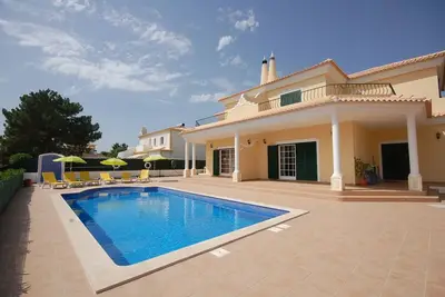 Image de Villa avec piscine privée et jardin. Emplacement paisible. Parfait pour les familles