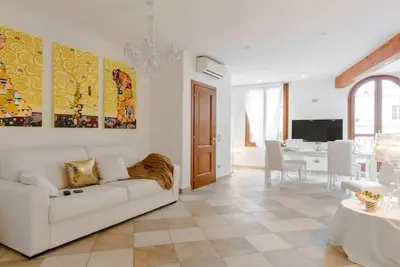 Image de Palace Theater Suites Old-Appartement