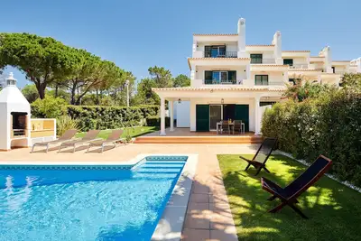 Image de Villa avec 3 chambres, piscine privée, tennis, climatisation
