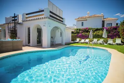 Image de Villa Soleil avec piscine privée, grand jardin et à 5 min de la plage