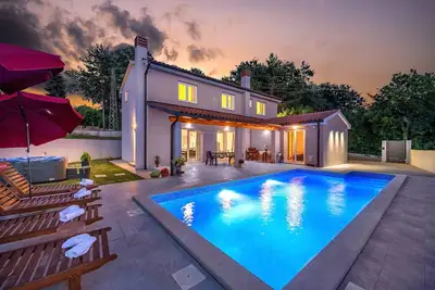 Image de Villa Blaise avec piscine, 4 chambres avec 4 salles de bains privées, haut niveau