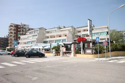 Studio lumineux à 50 mètres de la plage et des services, équipé de la climatisation