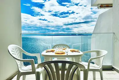 Très agréable studio cabine avec une magnifique vue sur la Baie de Roses et une terrasse e