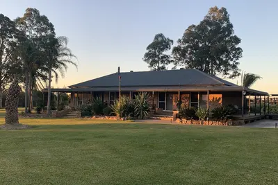 Image de Bella Farm Country House avec spa extérieur.