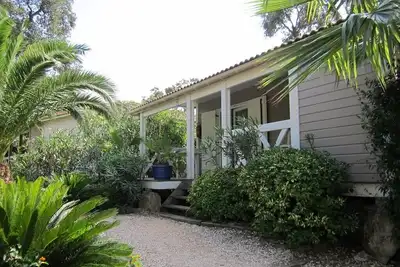 Maison californienne pour 6 personnes situé dans un parc arboré à Gassin