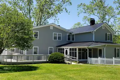 Image de Location New River Gorge Bridge de 8 chambres, bain à remous et piscine privée de 18 'x 34'.
