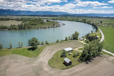 Image de Glacier Country Farmhouse sur la rivière Flathead - cadre privé.