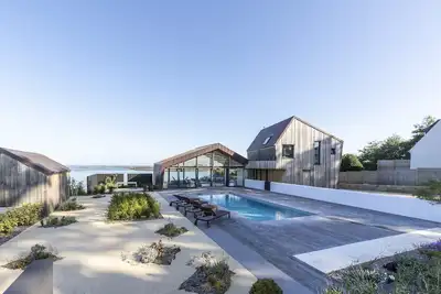 Image de Villa contemporaine, calme et reposante avec pleine vue mer, piscine, Jaccuzi.