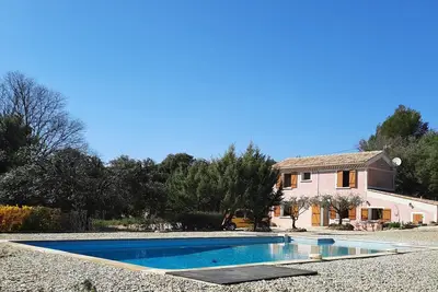 Image de la grange rose Aubignan