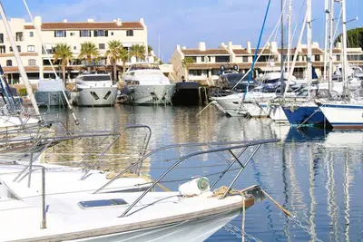 Appartement pour 4 personnes avec vue sur la marina situé à Cogolin
