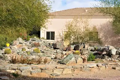 Image de Privé et confortable: cuisine complète, petit-déjeuner basique et paysages magnifiques