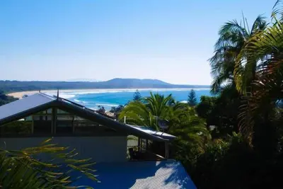 Image de Vues sur la plage. Jardins privés. 8 personnes. Meilleure valeur. Favorite des invités.