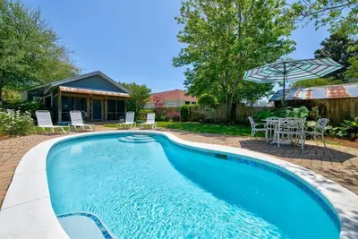 Image de Cottage le plus mignon de Crystal Beach! Piscine privée, accès à la plage très proche